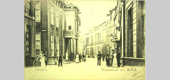 De Waterstraat met rechts de HBS, gezien vanaf de Groenmarkt, rond 1900